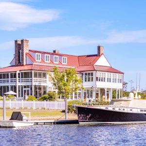 Harbor Club & Fuel DOck