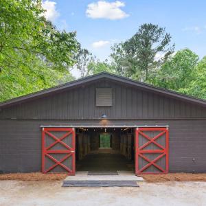 6-stall Barn