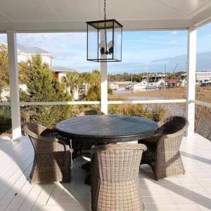 228 Haddrell:porch w round table