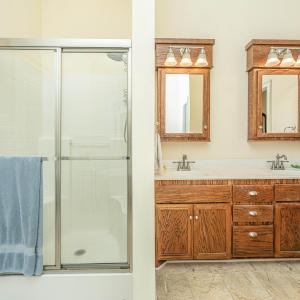 Full Master Bath/Shower & Clawfoot Tub