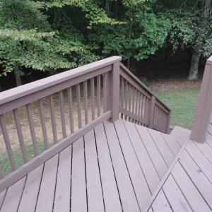 steps to left side of deck